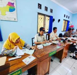 Lurah Bunder dan Jagabaya menyampaikan Lembaran SPPT Pajak Bumi dan Bangunan kepada 7 Dukuh