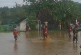 Semarakkan HUT RI Ke-71, Dusun Gambiran Mengadakan Perlombaan Sepak Bola Lumpur yang Diselenggarakan